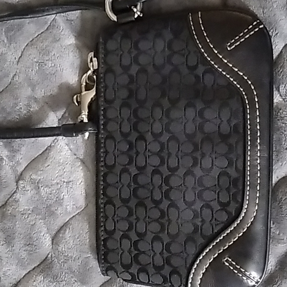 🔇 Sale $10 Coach Wristlet - Picture 5 of 7